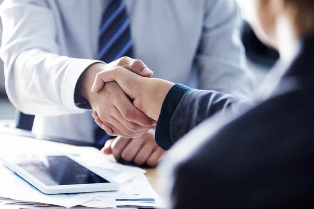 Khi chuyển đổi loại hình công ty có được đồng thời đăng ký thay đổi nội dung đăng ký doanh nghiệp khác không?